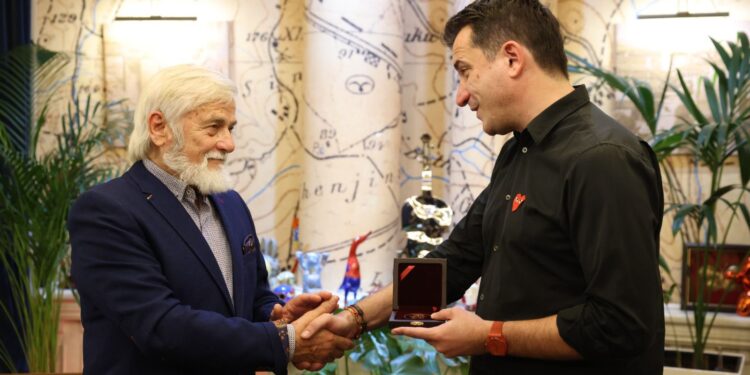 Veliaj nderon me “Medaljen e Mirënjohjes” aktorin e madh, Viktor Zhusti