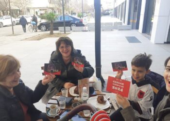 Surpriza për qytetarët e Tiranës, një kartolinë nga Lali Eri për festat