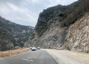 Aksident në Rrugën e Arbrit, përplasen dy automjete