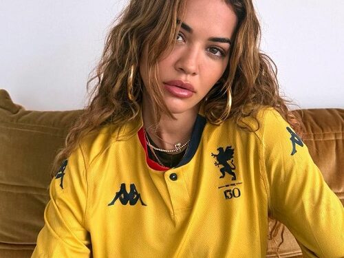 Rita Ora shfaqet me fanellën e ekipit italian