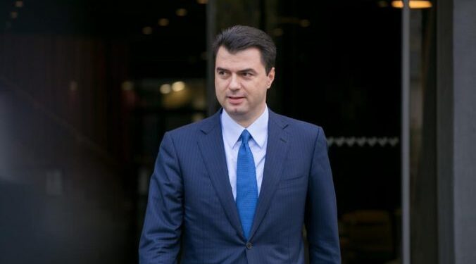 Lulzim Basha uron të gjithë besimtarët për Krishtlindje