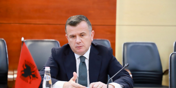 Ministri Balla firmos urdhrin: Kush ka përdorur SKY ECC do përjashtohet nga policia
