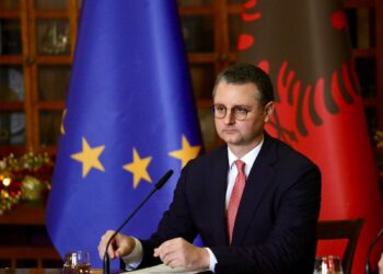 Ministri Mete: Familjet me ndihmë ekonomike me fëmijë marrin 10 mijë lekë për fundvit