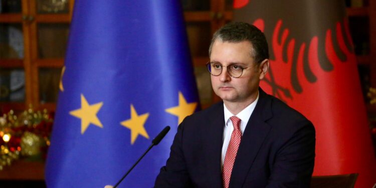 Ministri Mete: Familjet me ndihmë ekonomike me fëmijë marrin 10 mijë lekë për fundvit