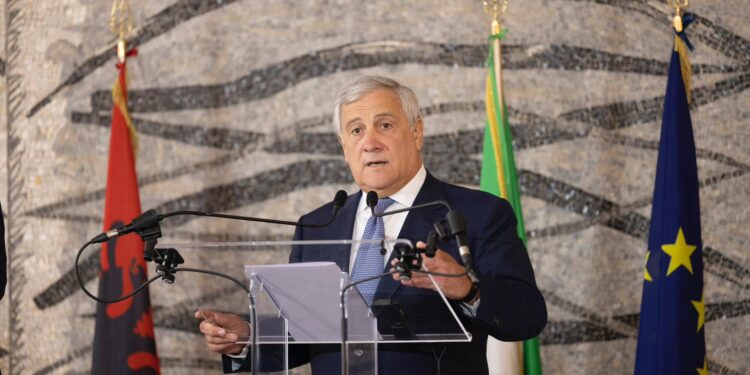 Marrëveshja e refugjatëve, ministri i Jashtëm italian viziton Shqipërinë