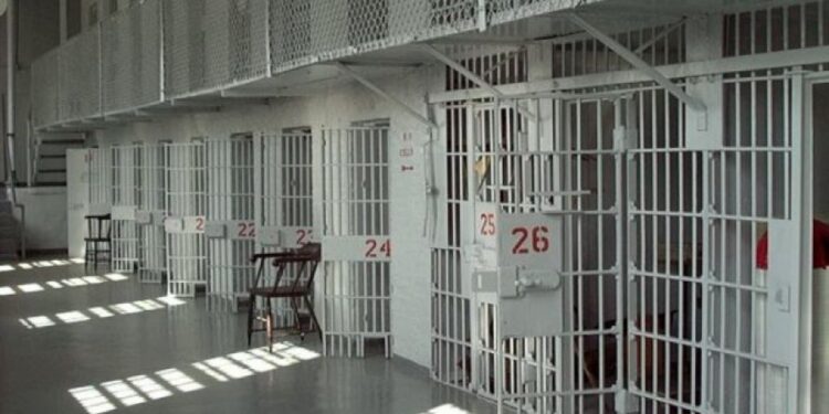 Arrestohet drejtori i burgut të Drenovës është përfshirë në vrasjen e Peqinit