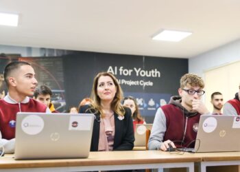 Investimet në teknologji, Manastirliu: Shtrijmë në 650 shkolla laboratorët Smart