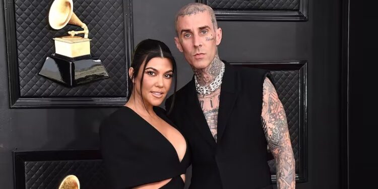 Kourtney Kardashian dhe Travis Barker kanë publikuar fotot e para të foshnjës së tyre