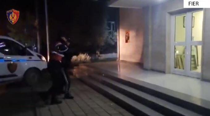 Zbardhet sulmi me armë në drejtim të berberhanes në Fier