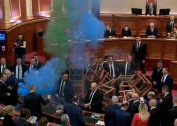 Deputetët e opozitës hedhin tymuese në Kuvend