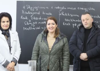 Përfundojnë dy shkolla të reja në Burrel, Manastirliu takim me mësuesit