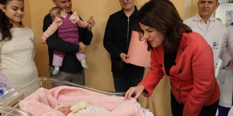Ministrja Koçiu viziton bebet e para të vitit 2024