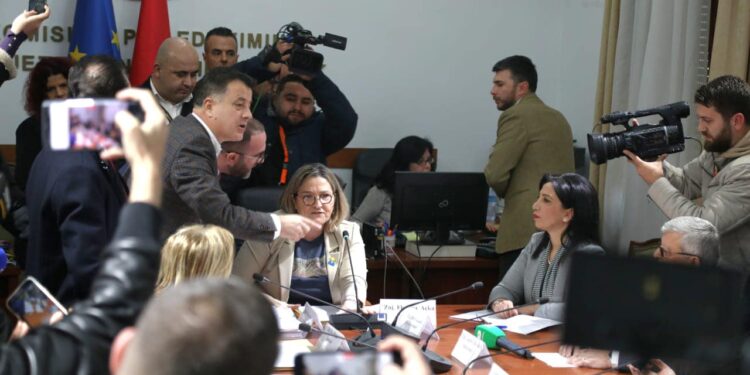 Presioni i opozitës në Kryesinë e Kuvendit, Evis Kushi: Turp i paprecedent!