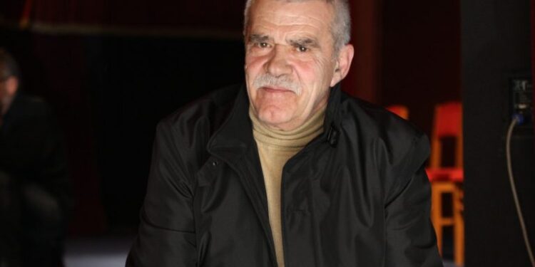 Veliaj i uron ditëlindjen ikonës së teatrit dhe kinematografisë, Robert Ndrenikës