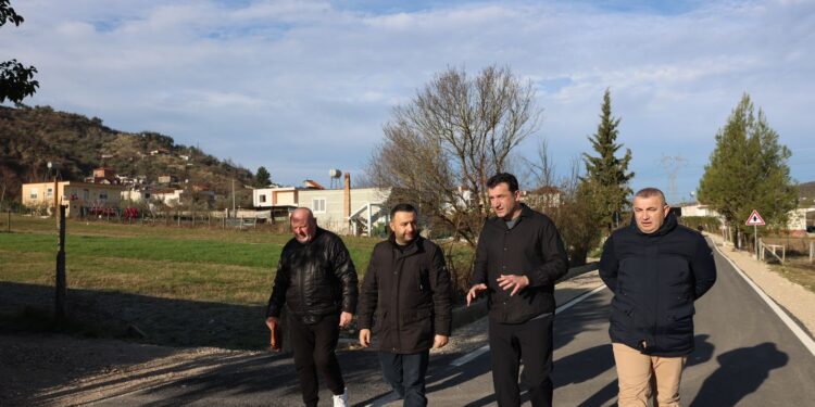 Veliaj inspekton punimet për asfaltimin e rrugës “Ura Domje – Lagjja Tagan”
