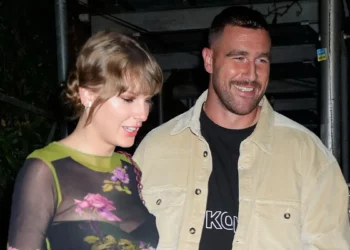 Taylor Swift dhe Travis Kelce e mirëpritën 2024-ën duke ndarë një puthje