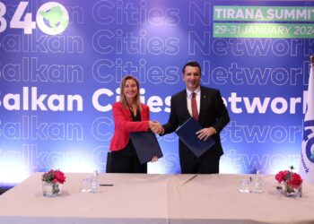 Veliaj dhe Mogherini marrëveshje për mbështetje financiare për studentët shqiptarë