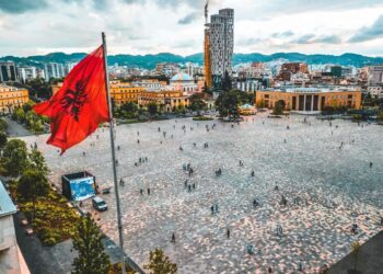”El Debate”: Tirana një qytet i gjallë me një histori të pasur
