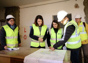 Ministrja Koçiu inspekton punimet në kantierin e Spitalit të ri të Krujës