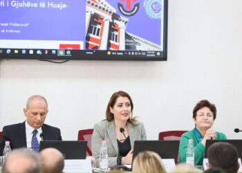 Manastirliu vizitë në Fakultetin e Gjuhëve të Huaja