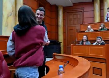 Veliaj bisedë me ekselentët e gjimnazit “Ismail Qemali”