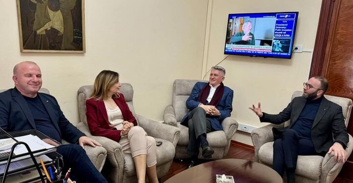 Agron Gjekmarkaj publikon foton me kolegët demokratë pas bashkimit