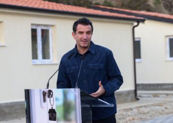 Shpërndahen banesat në lagjen e re në Pezë, Veliaj: Këtë vit mbyllim rindërtimin