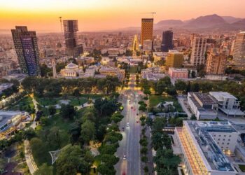Revista britanike “Rest Less”: Tirana, gumëzhin nga jeta e gjallë dhe…