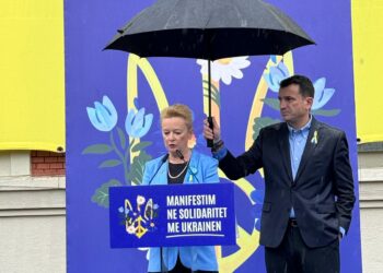 FOTO-LAJM / Manifestimi pro Ukrainës, Veliaj shfaqet xhentëlmen i vërtetë