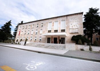 Dhjetëra punonjës në disa ministri do të shkurtohen nga detyra