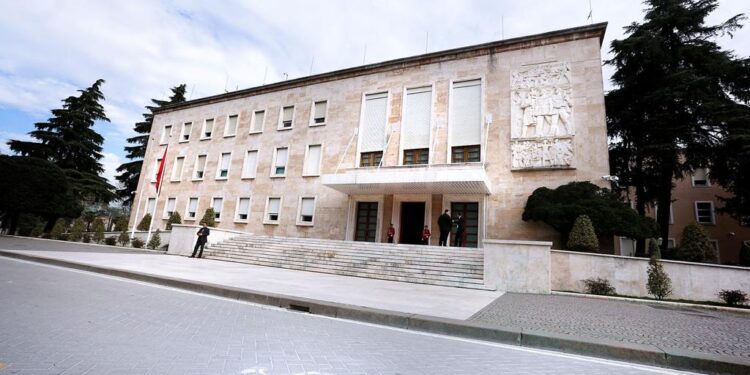 Dhjetëra punonjës në disa ministri do të shkurtohen nga detyra