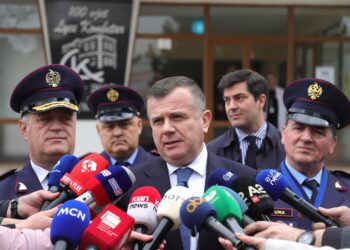 Ministri Balla: Askush të mos guxojë të ngrejë dorë kundër Policisë së Shtetit