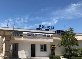 Aksion i policisë në Vlorë, gjendet një bazë armatimesh dhe…