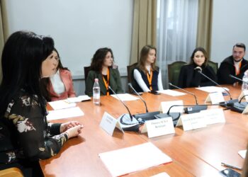Evis Kushi takim me studentët e Klinikës së Ligjit pranë Fakultetit të Drejtësisë