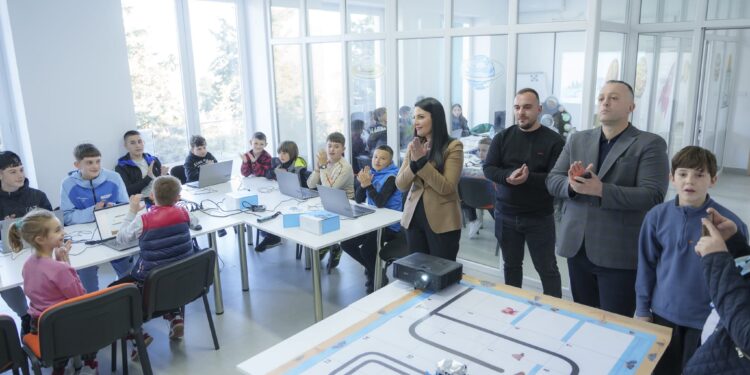 Balluku viziton qendrën e Inovacionit ICT në Mat: Mundësi për të zhvilluar njohuritë