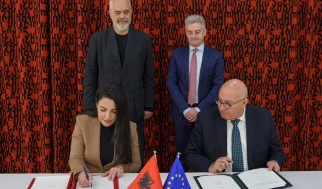 Balluku: Linja hekurudhore Vorë-Hani i Hotit, nënshkruhet marrëveshja me…