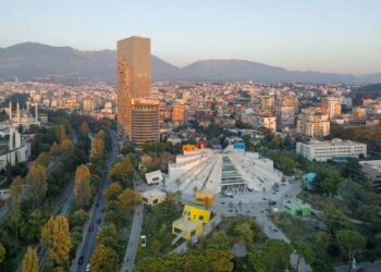 E përditshmja spanjolle El Viajero Fisgón: Eksploroni Tiranën, një kryeqytet i gjallë