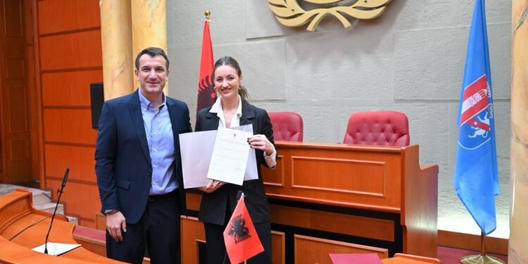 11 shtetas betohen për shtetësinë shqiptare para kryetarit të Bashkisë së Tiranës