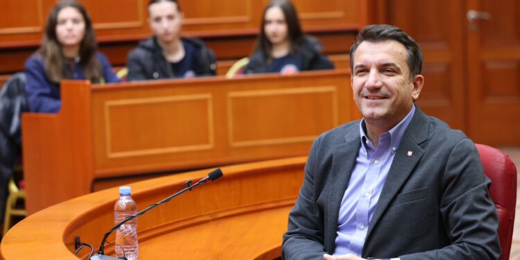 Veliaj takon ekselentët e shkollës “Sinan Tafaj” dhe “Andon Zako Çajupi”