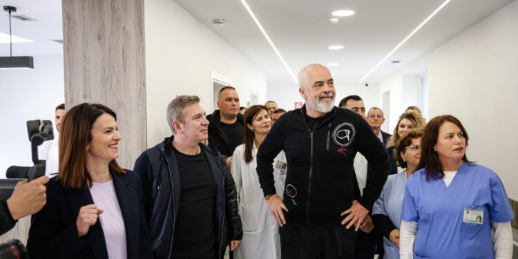 Rama dhe Koçiu inspektojnë godinën e re të Poliklinikës së Specialiteteve në Elbasan