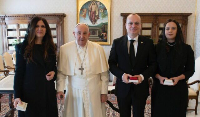 Ministri Hasani takohet me Papa Françeskun në Vatikan