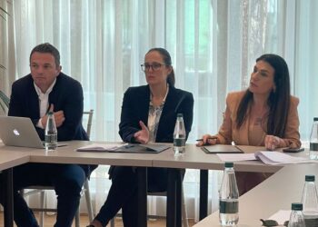 Ministrja Ibrahimaj mbledh përfaqësuesit e industrisë bankare dhe…