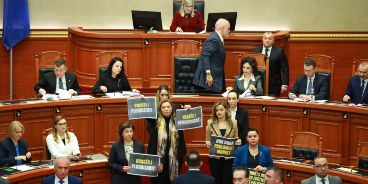 Nikolla takon Bardhin dhe krerët e Grupeve Parlamentare për…