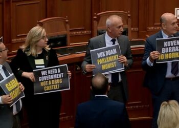 Nis seanca plenare, deputetët e opozitës bllokojnë foltoren
