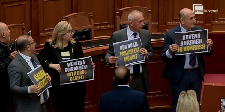 Nis seanca plenare, deputetët e opozitës bllokojnë foltoren