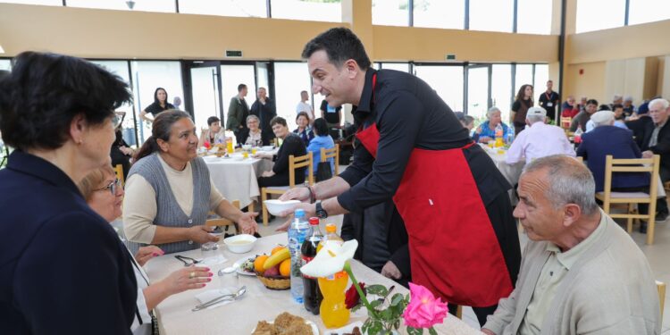 Veliaj shtron drekën e Fiter Bajramit për njerëzit në nevojë