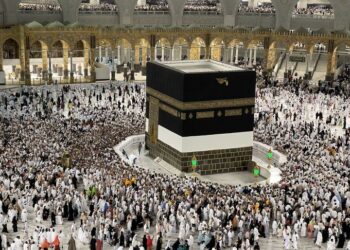 2.5 mln muslimanë në Mekë për t’u falur në Natën e Kadrit