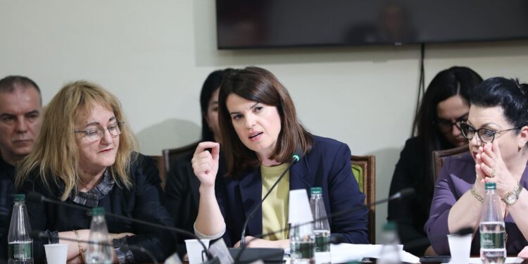 Ministrja Koçiu: Në QSUT ofrohen të gjitha shërbimet e sëmundjeve të brendshme dhe…