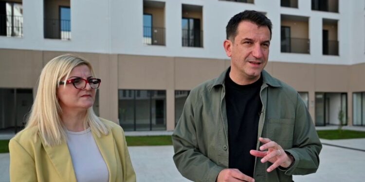 Rindërtimi/ Veliaj inspekton punimet në pallatet e reja në Kombinat