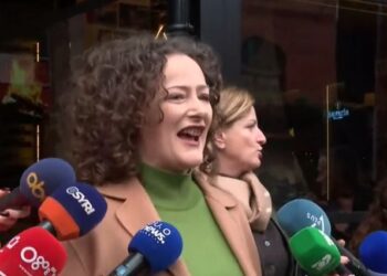 Argita Berisha drejton protestën te Bashkia e Tiranës, i sjell nga rrugica e Saliut